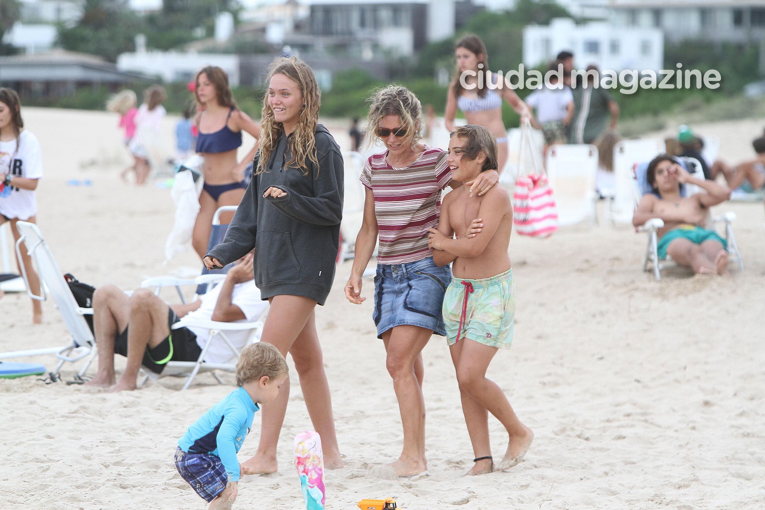 A pesar del día nublado, Maru Botana y sus disfrutaron de la playa en Punta del Este. (Foto: GM Press)