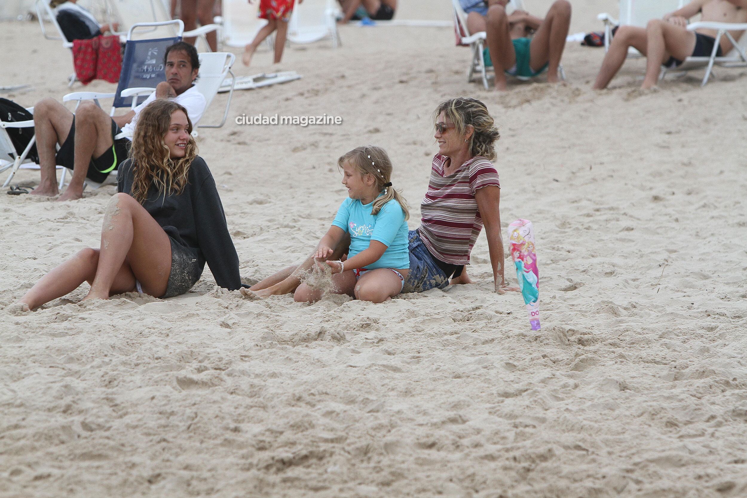 A pesar del día nublado, Maru Botana y sus disfrutaron de la playa en Punta del Este. (Foto: GM Press)