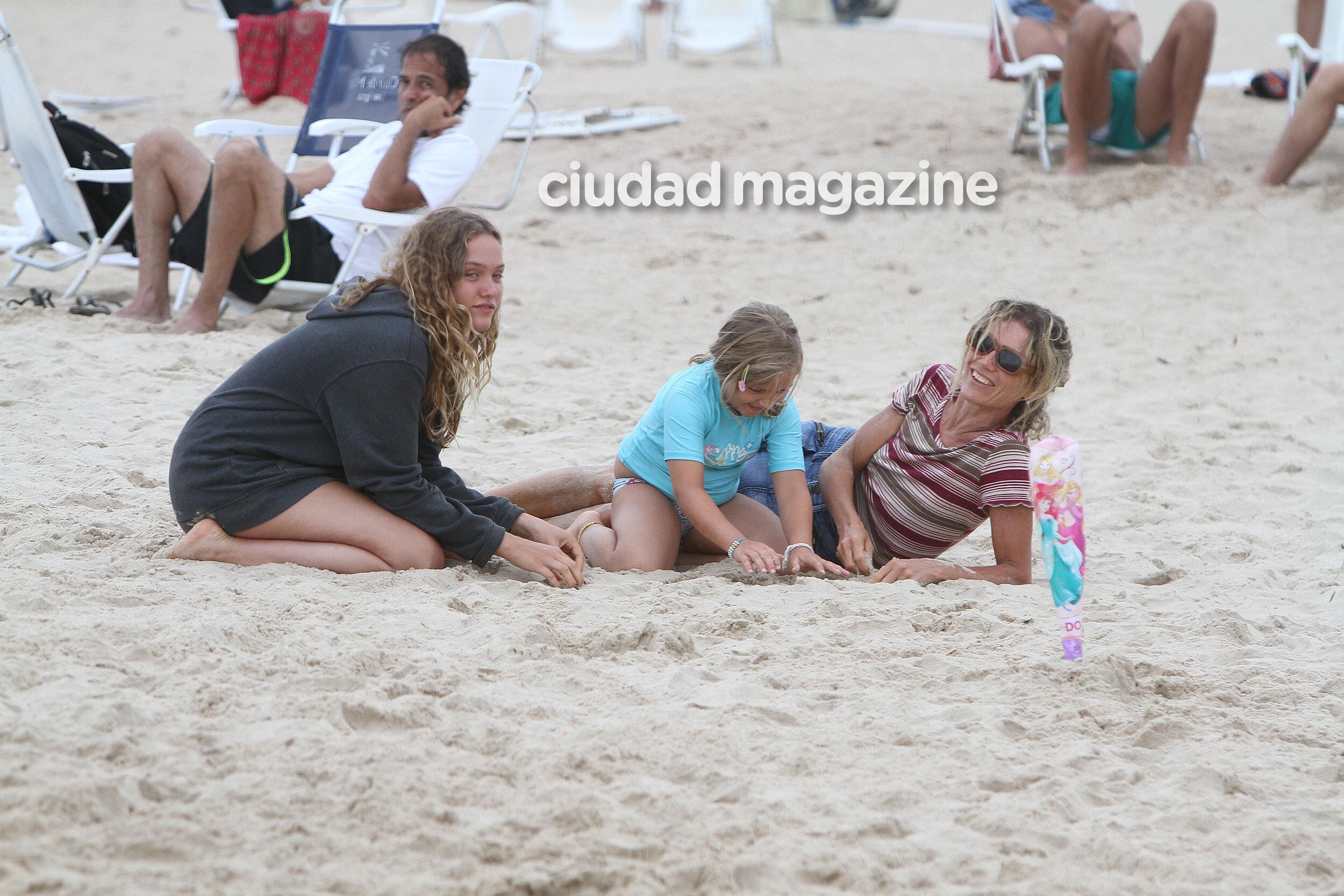 A pesar del día nublado, Maru Botana y sus disfrutaron de la playa en Punta del Este. (Foto: GM Press)