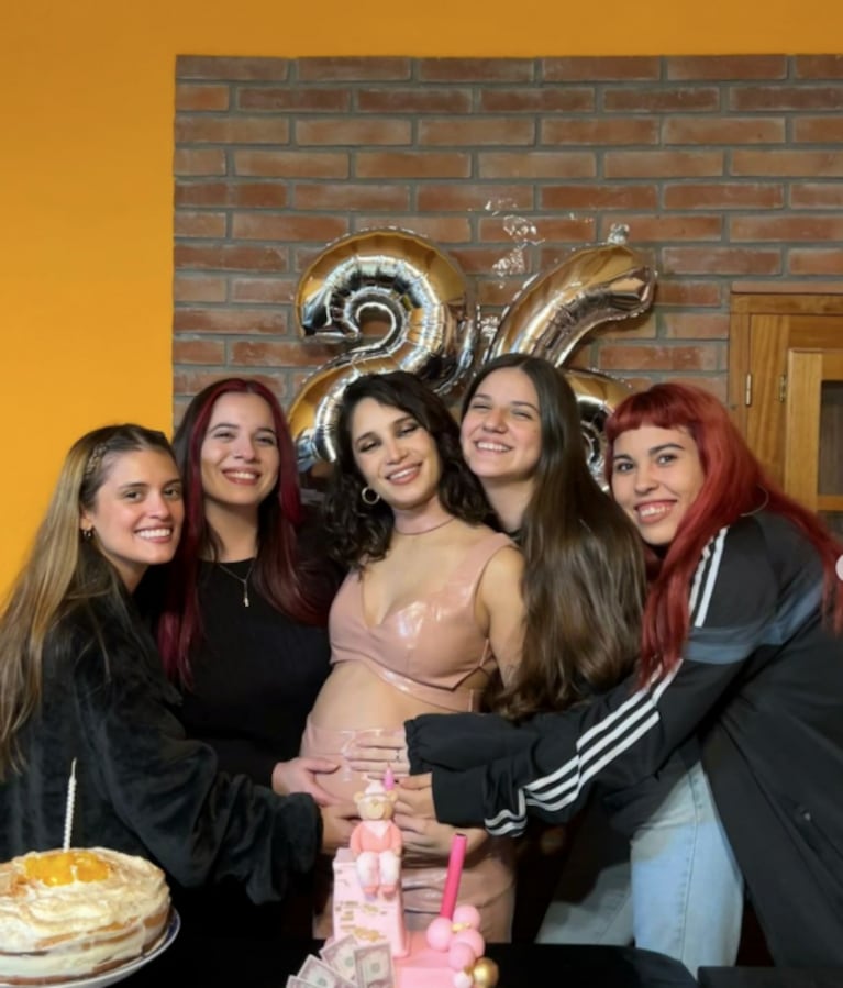 A punto de ser mamá, Melody Luz celebró su cumpleaños con Alex y Charlotte Caniggia: todas las fotos