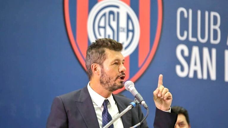 A tres días de debutar en la TV, Tinelli dio un paso al costado de su club.