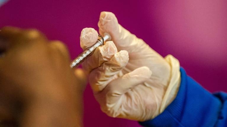 A un año del primer caso de coronavirus en América Latina, la región avanza lenta en la vacunación