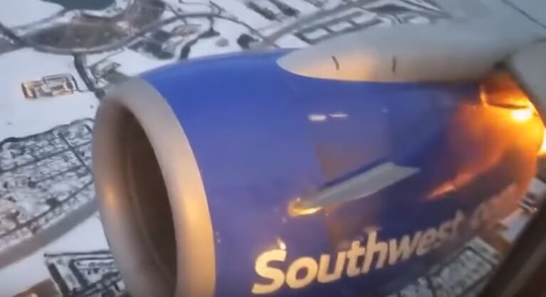 A un avión le explotó un motor y un pasajero grabó el momento
