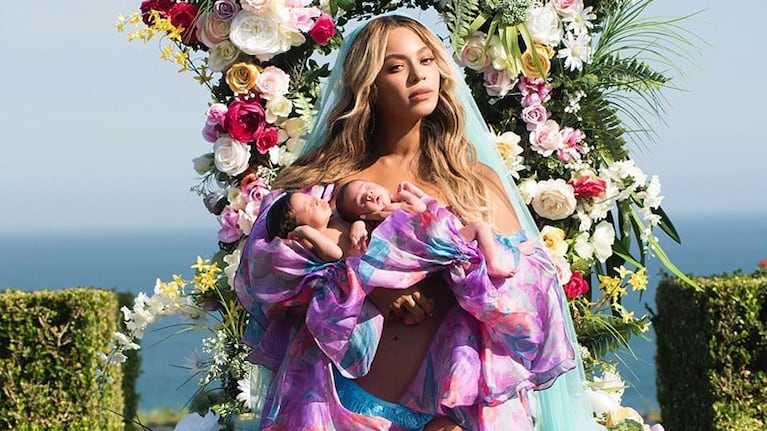 A un mes de su nacimiento, Beyoncé mostró la primera foto de sus gemelos