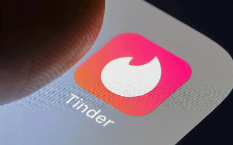 A veces llegan a pedir información biométrica si los usuarios desean que la ‘app’ muestre a otros usuarios que realmente están chateando con una persona real.
