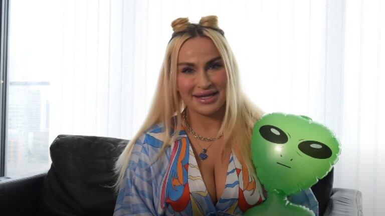 Abbie Bella, la mujer de 30 años que afirma haberse enamorado de un extraterrestre después de que la abdujeran