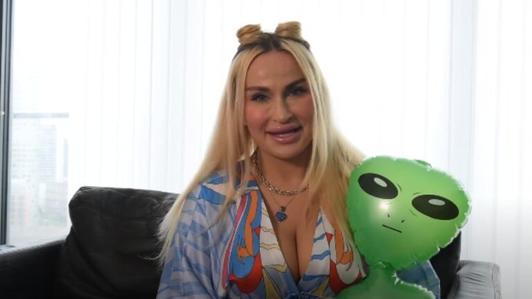 Abbie Bella, la mujer de 30 años que afirma haberse enamorado de un extraterrestre después de que la abdujeran