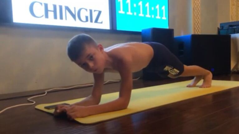 Abdul-Rakhim Getagazov, el niño de 11 años que ha batido el récord de la plancha más larga del mundo