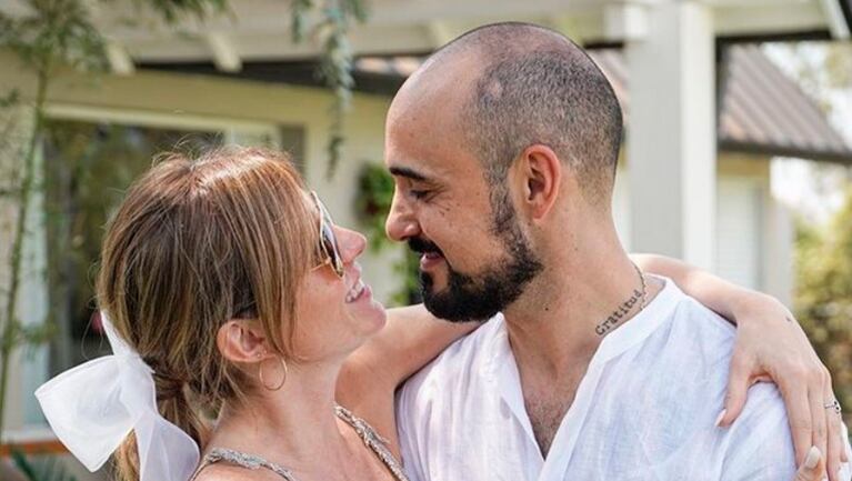 Abel Pintos y Mora Calabrese intercambiaron románticos posteos por su primer aniversario de casados.