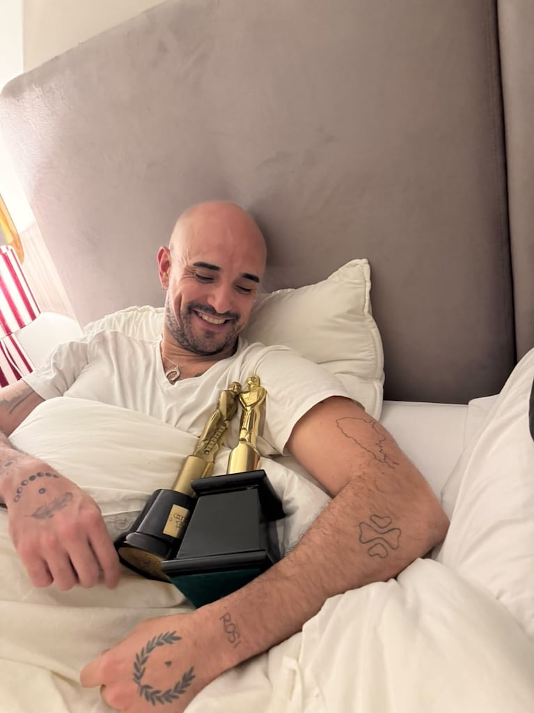 Abel Pintos y sus premios Martín Fierro de Música.