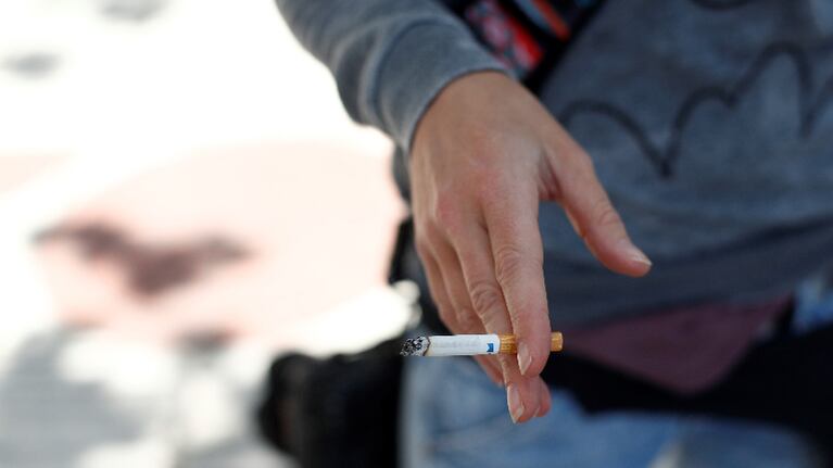 Absurdo: prendió un cigarrillo y se lo sacaron cuando frenó en el semáforo. Foto: DPA.