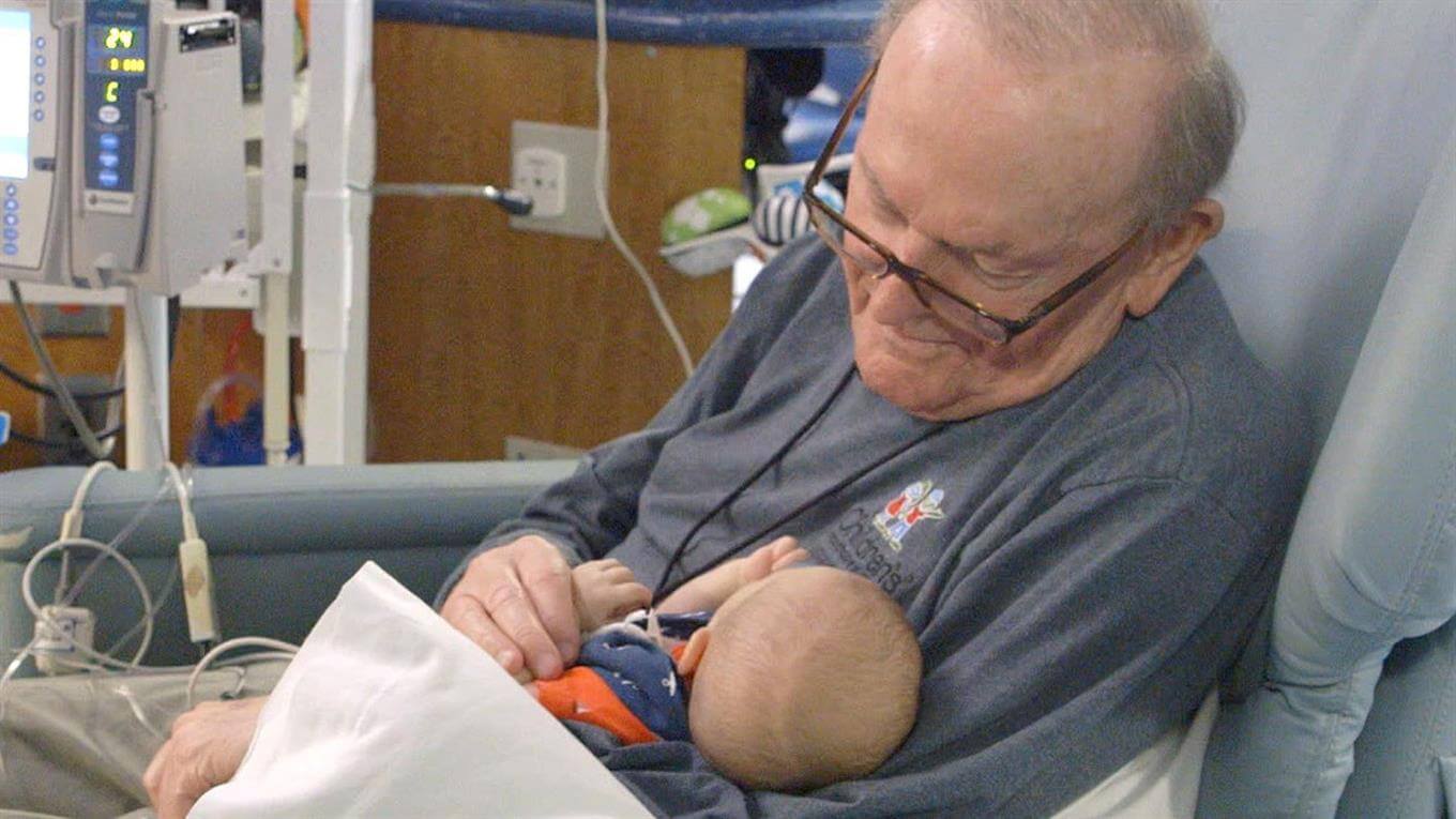 "Abuelo UCI" sigue dedicado a su inspirador trabajo 