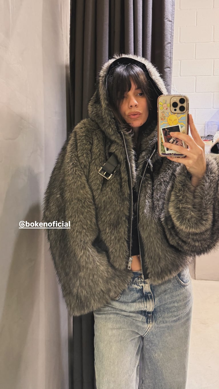 Accardi con el abrigo de @bokenoficial antes de salir.   Crédito: @gimeaccardi