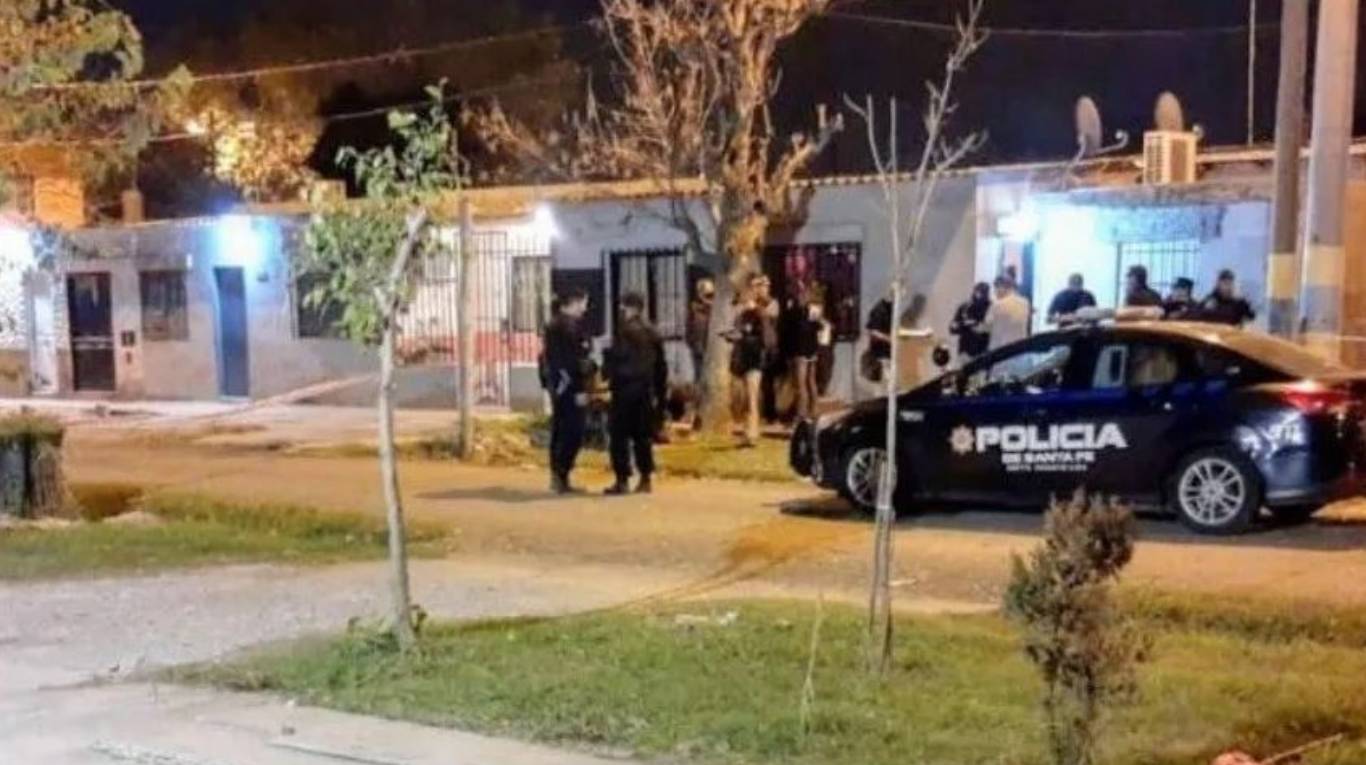 Acribillan a balazos a un joven en Rosario y se investiga un crimen en venganza