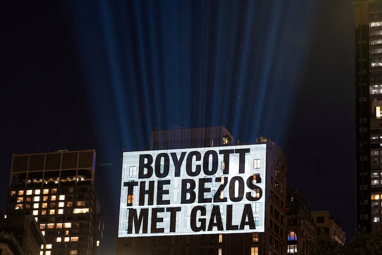Activists project protest messages, highlighting issues of wealth inequality, climate accountability, and labor rights, onto the facade of a building which can be seen from Jeff Bezos' penthouse, on the eve of the Met Gala, the star-studded fundraiser known for its extravagant fashion and high-profile guests, in New York City, U.S., May 3, 2026. REUTERS/David 'Dee' Delgado   REFILE - ADDING INFORMATION " onto the facade of a building which can be seen from Jeff Bezos' penthouse'    TPX IMAGES OF THE DAY