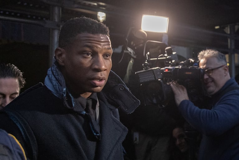 Actor Jonathan Majors walks outside the court after the jury found him guilty in his assault and harassment case at Manhattan Criminal Court in New York City, U.S., December 18, 2023.  REUTERS/Jeenah Moon