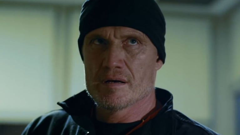 Actúa Dolph Lundgren, actor sueco que interpretó al boxeador soviético Ivan Drago en Rocky IV, junto a Sylvester Stallone.