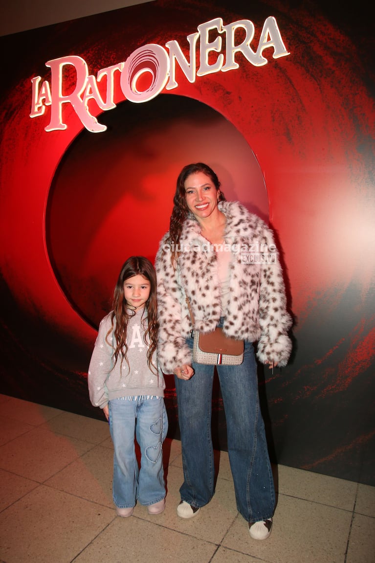 Adabel Guerrero y su hija en el estreno de La Ratonera (Foto: Movilpress).