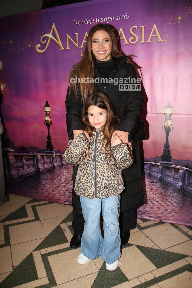 Adabel Guerrero y su hija en el estreno del musical Anastasia (Foto: Movilpress).