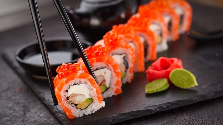 Adiós a los palillos: ¿Por qué deberías cambiar tu forma de comer sushi?