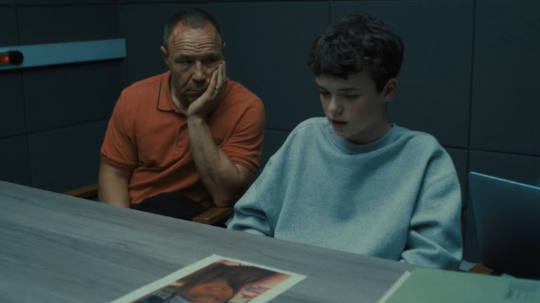 Adolescencia, por Netflix, tenía otro final: el joven Jamie (Owen Cooper) y su padre Eddie (Stephen Graham). Foto: Netflix.