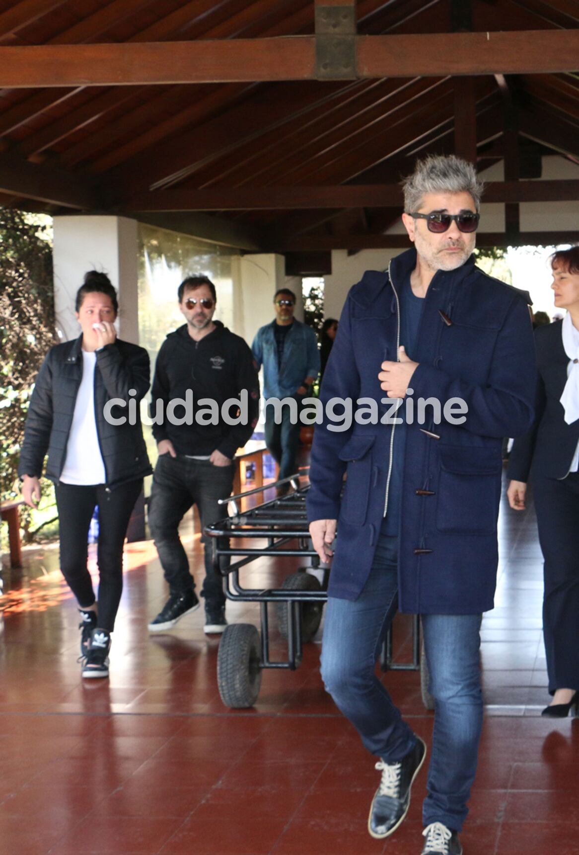 Adrián González, en el último adiós a su madre. (Foto: Movilpress)