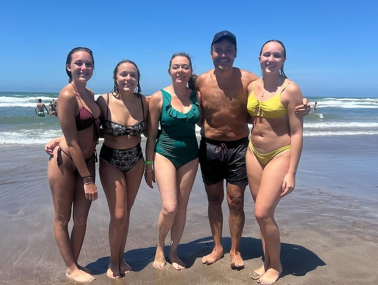 Adrián Pallares con su esposa Cecilia y sus tres hijas en Mar del Plata. Foto: Instagram @adrianpalla