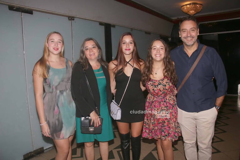 Adrián Pallares con su esposa e hijas