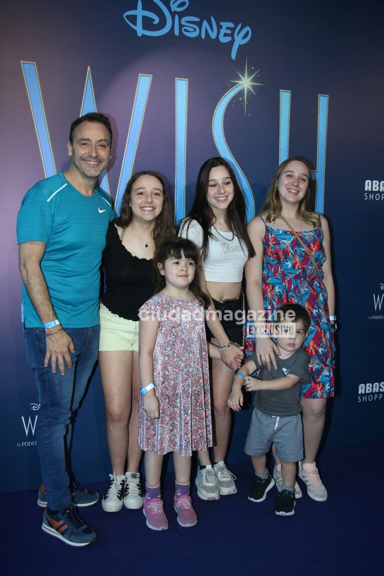 Adrián Pallares con sus familiares en un evento infantil (Foto: Movilpress).