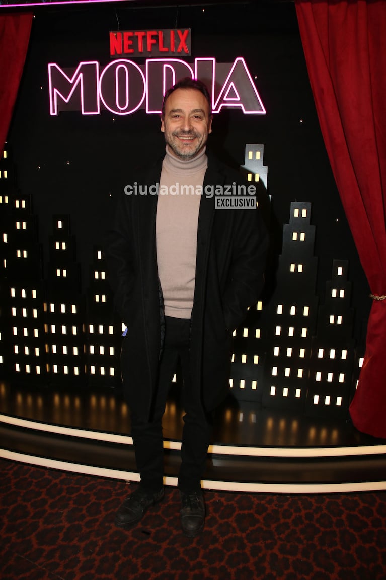 Adrián Pallares en el estreno de la serie de Moria Casán (Foto: Movilpress).