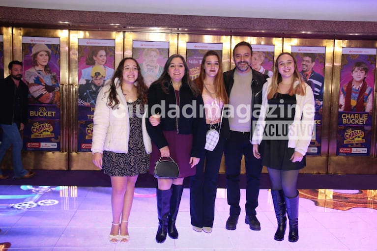 Adrián Pallares y familia (Foto: Movilpress)