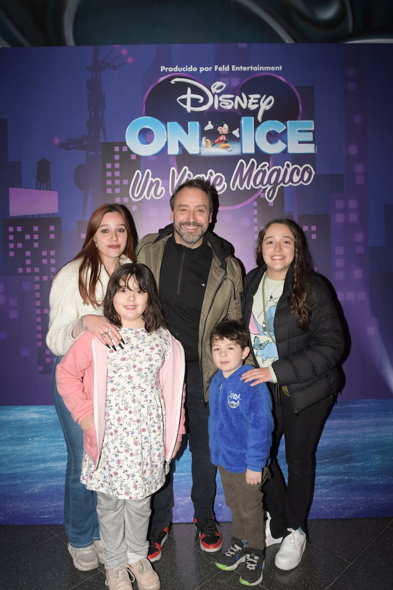 Adrián Pallares y su familia en el estreno de Disney On Ice (Foto: Prensa).