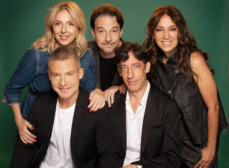 Adrián Suar, Carla Peterson, Fernán Mirás y Lorena Vega con el director Mariano Pensotti