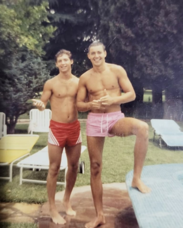 Adrián Suar compartió una foto retro con Gustavo Bermúdez en la piscina: "Creía que tenía más facha que él"
