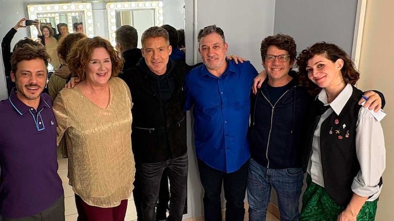 Adrián Suar con el elenco de Una Navidad de m... (Foto: @alejogarciapintos)