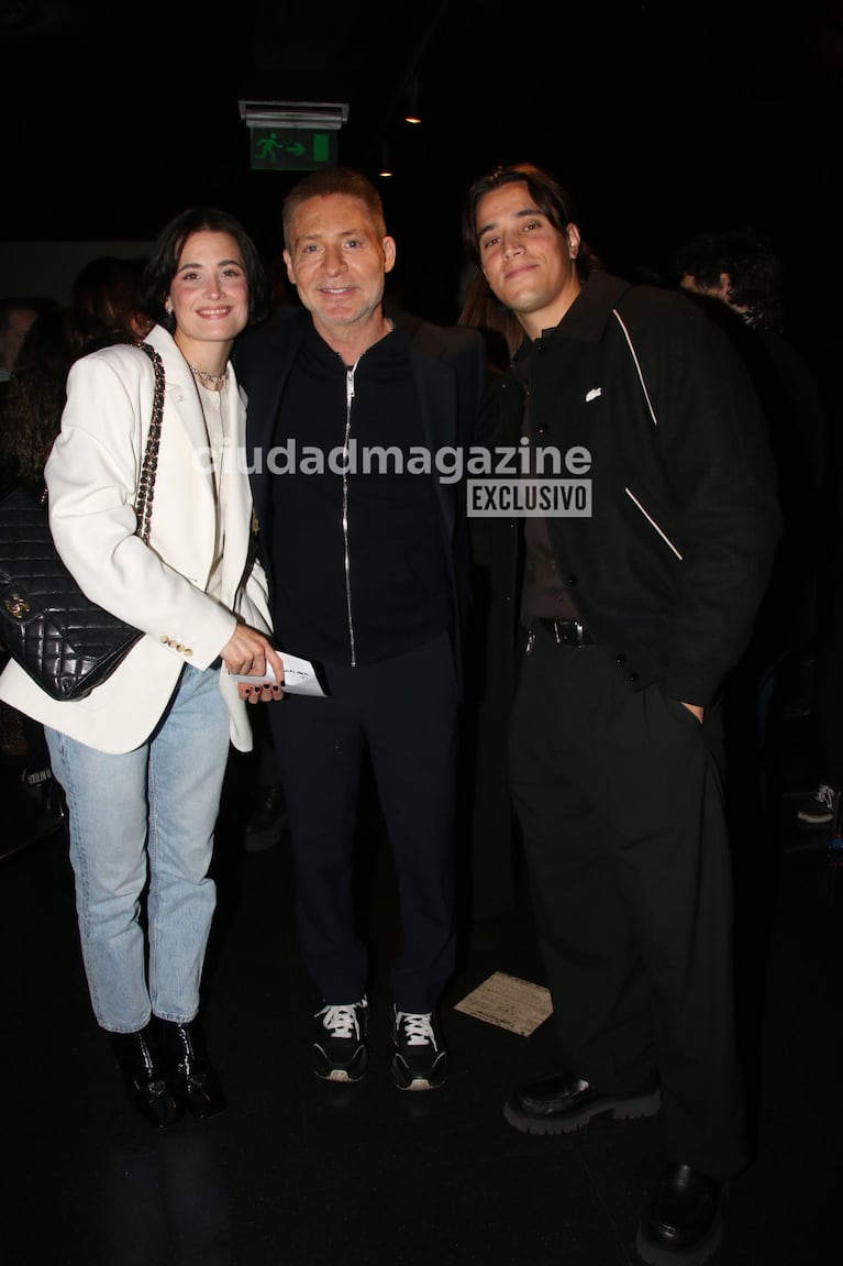 Adrián Suar con Flor Torrente y su novio en el estreno de Con la Nuestra (Foto: Movilpress).