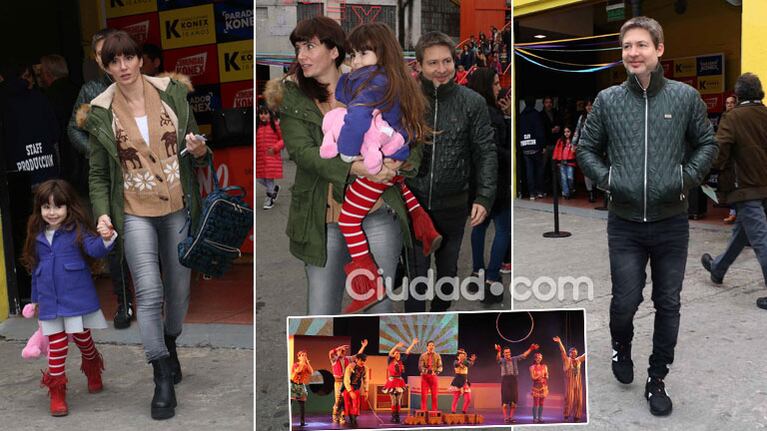 Adrián Suar, Griselda Siciliani y Margarita, tarde de teatro y looks invernales. (Foto: Movilpress)