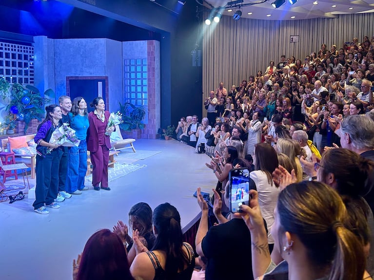 Adrián Suar junto a Julieta Díaz, Soledad Villamil y Pilar Gamboa en el reestreno de "Las Hijas".