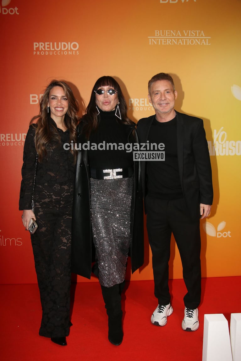 Adrián Suar, Moria Casán y Rocío Robles en el estreno de Yo Narciso (Foto: Movilpress).