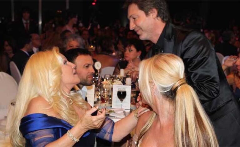 Adrián Suar saludó a Susana Giménez. La diva luego anunció que no volverá a Telefe este año... (Foto: El Trece)