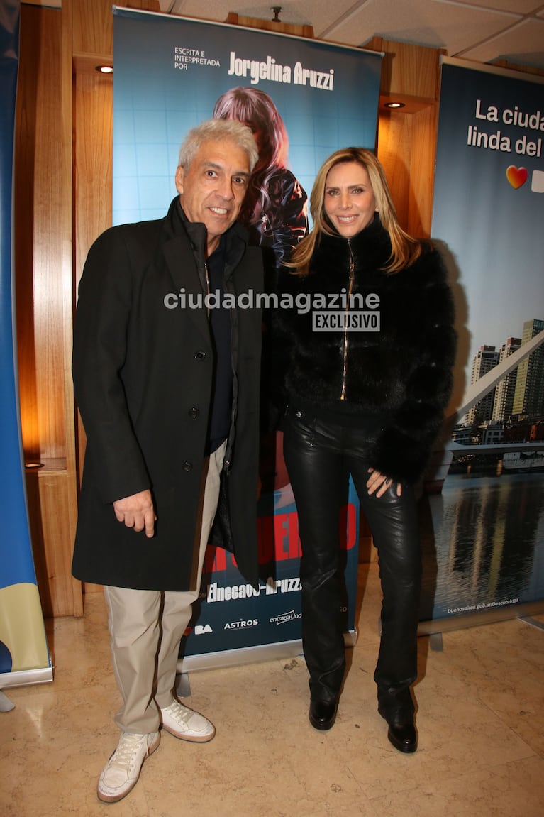 Adriana Salonia y Paco Mármol en el estreno del unipersonal de Jorgelina Aruzzi (Foto: Movilpress).