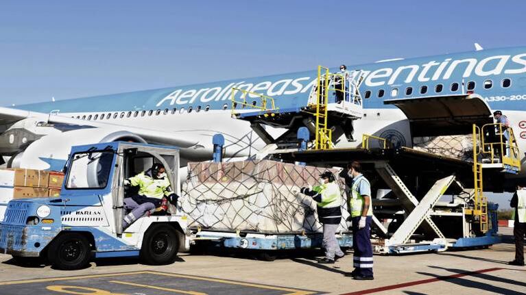 Aerolíneas Argentinas suspenderá a casi 8 mil empleados