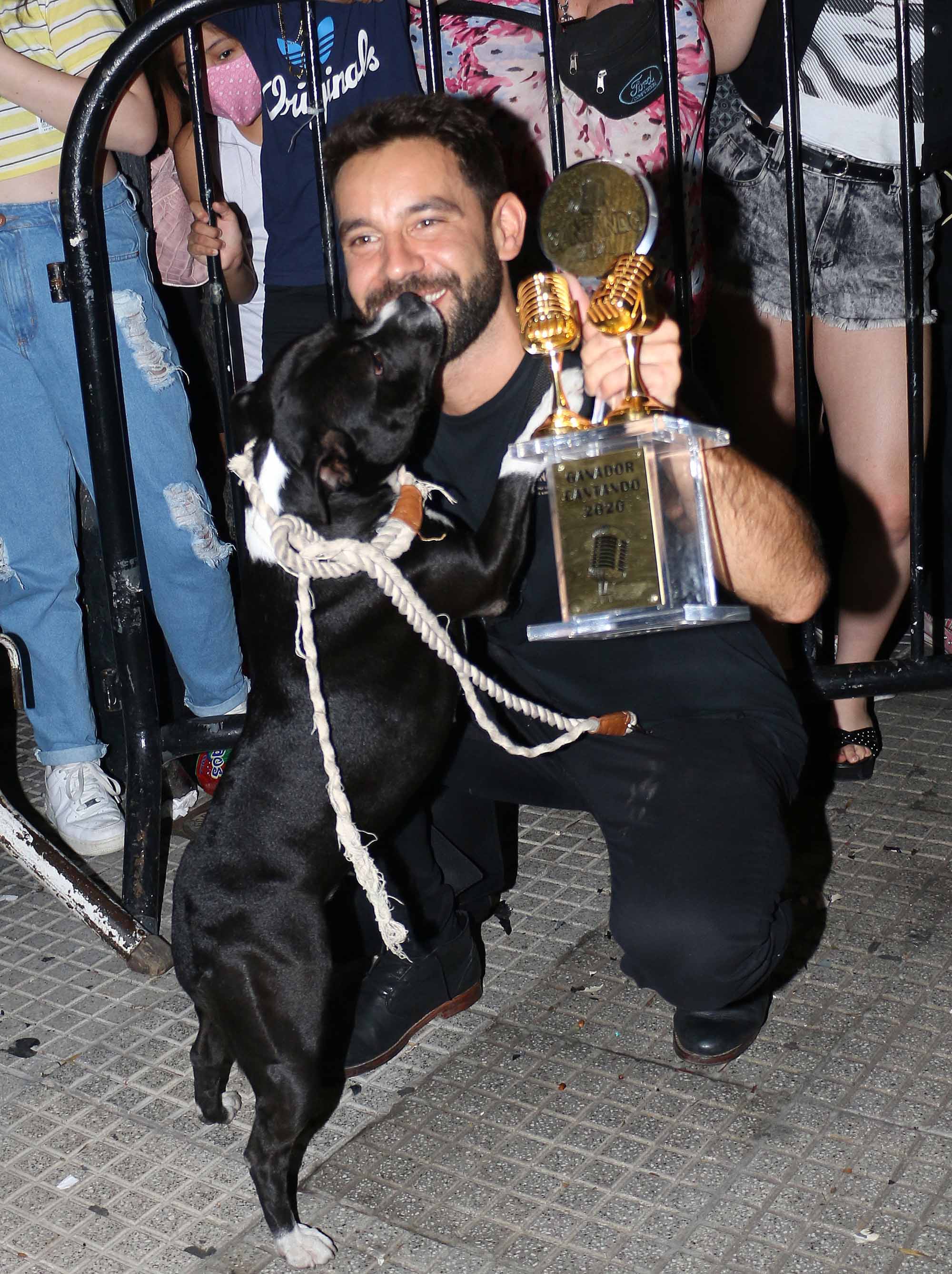 Agustín "Cachete" Sierra celebró el campeonato del Cantando con sus fanáticos (Foto: Movilpress)