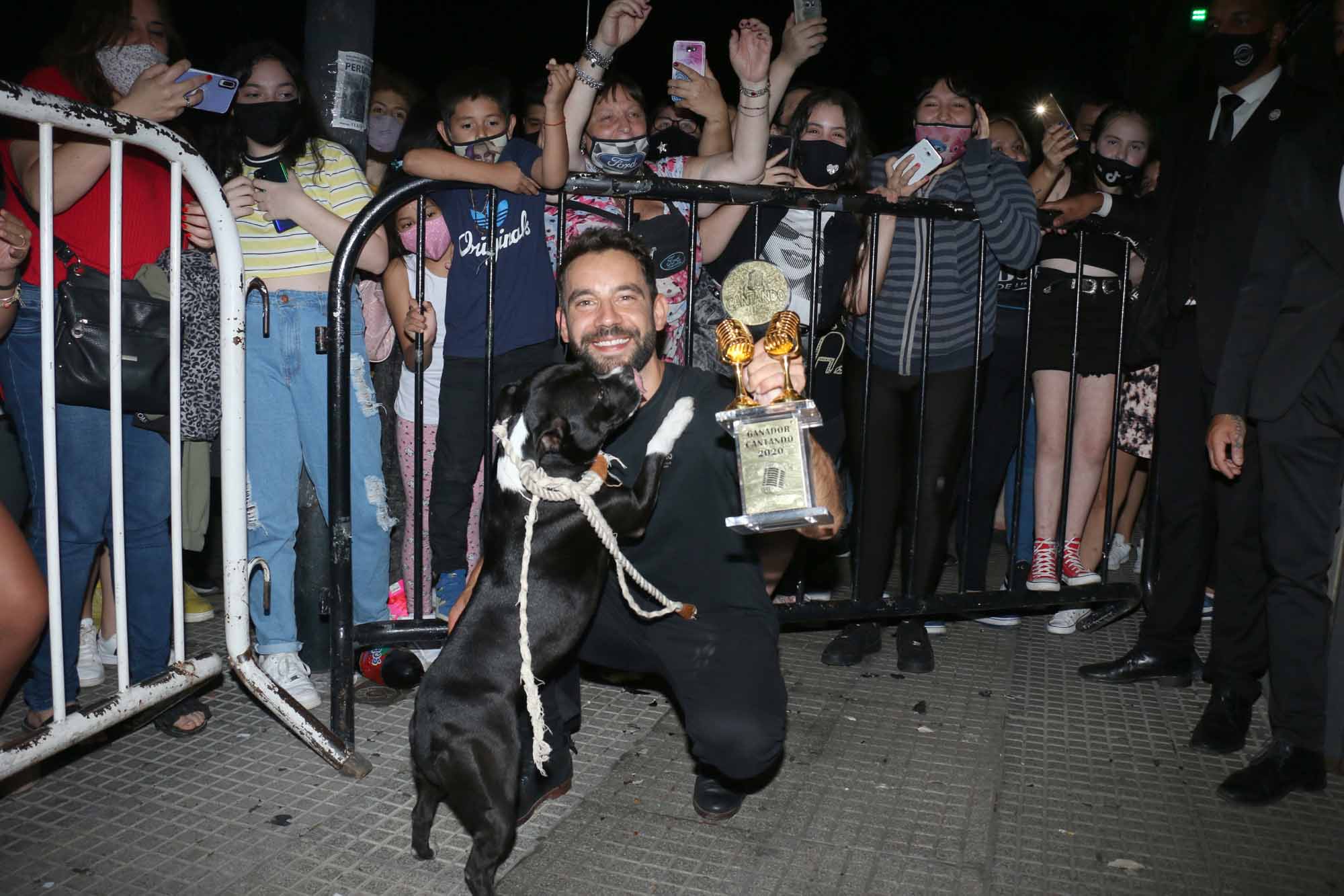 Agustín "Cachete" Sierra celebró el campeonato del Cantando con sus fanáticos (Foto: Movilpress)