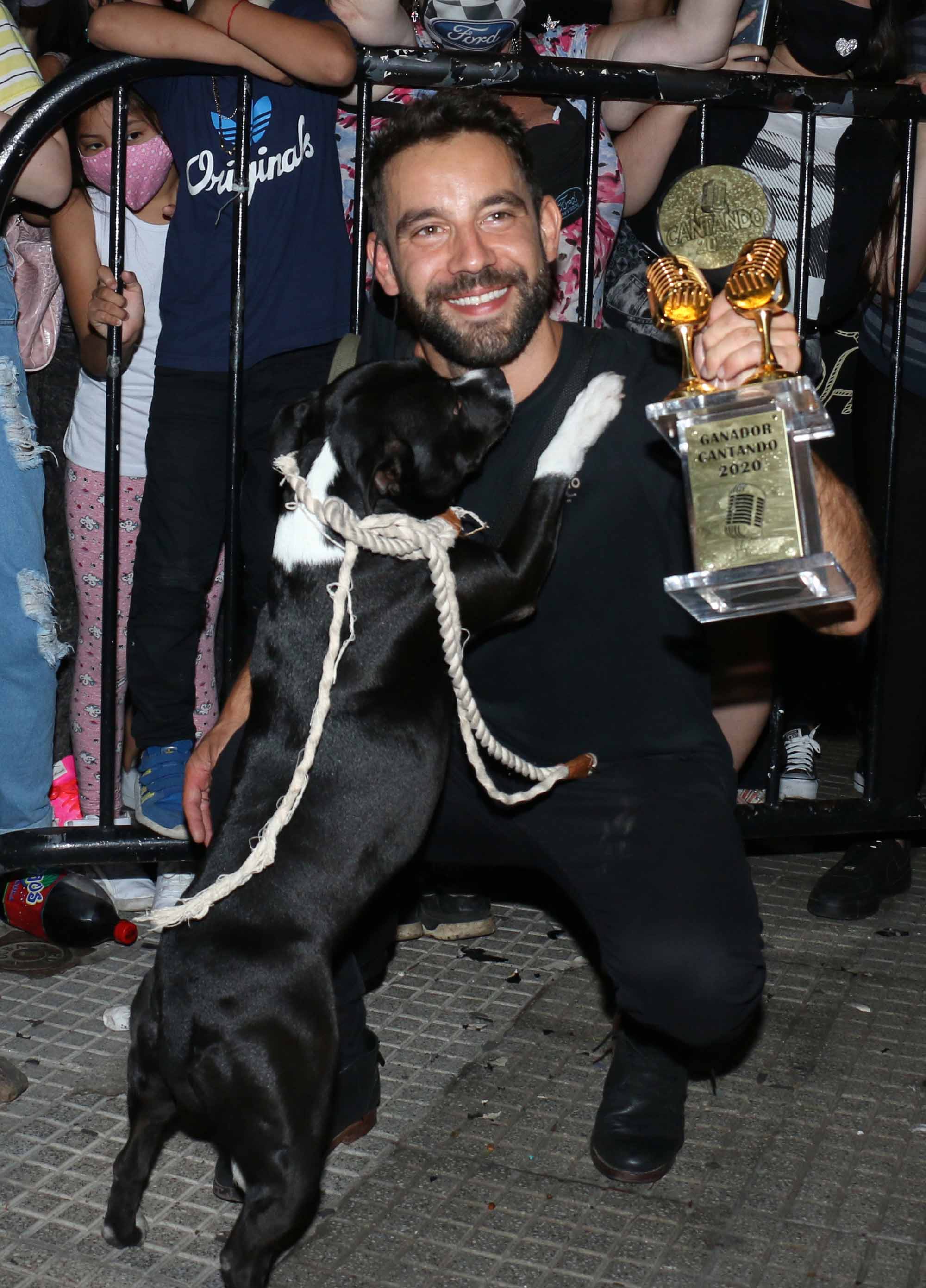 Agustín "Cachete" Sierra celebró el campeonato del Cantando con sus fanáticos (Foto: Movilpress)