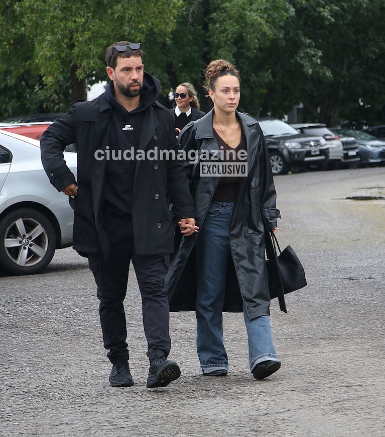 Agustín 'Cachete' Sierra y Fiorella Giménez en el último adiós al representante Alejandro Farrell (Foto: Movilpress).