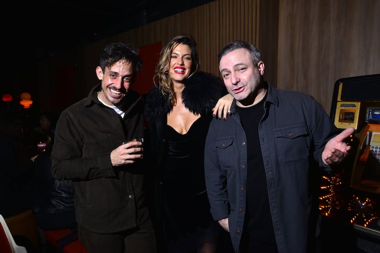 Agustín “Rada” Aristarán, Mery del Cerro y Sebastián Almada festejaron el éxito de “Charlie y la fábrica de chocolate”