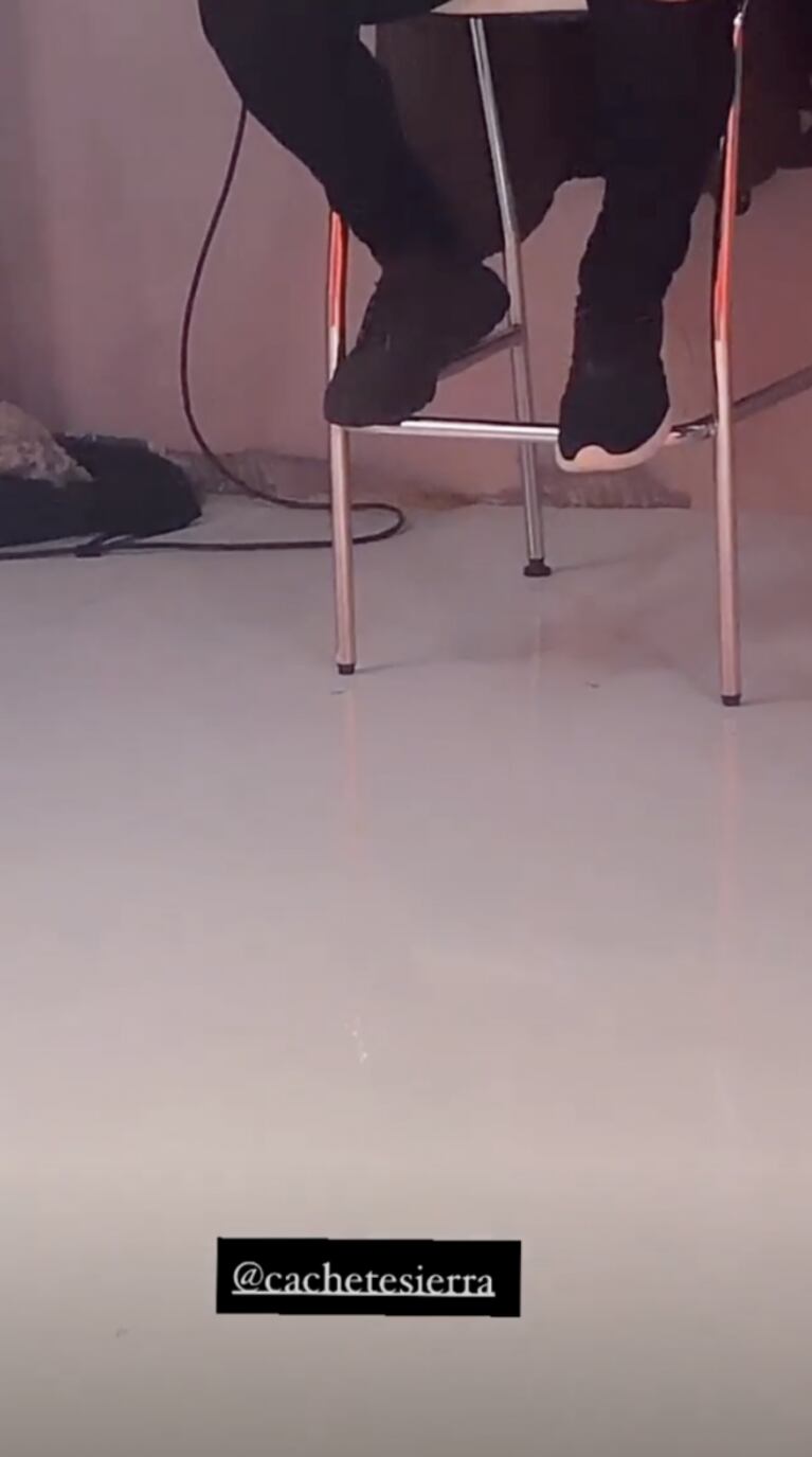 Agustín Sierra sufrió un percance fashion en vivo y Lourdes Sánchez no se la dejó pasar: "¡Me prendió fuego!"
