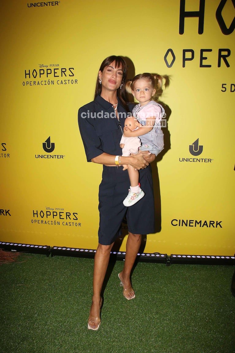 Agustina Casanova y su hija en el estreno de Hoppers, operación castor (Foto: Movilpress).
