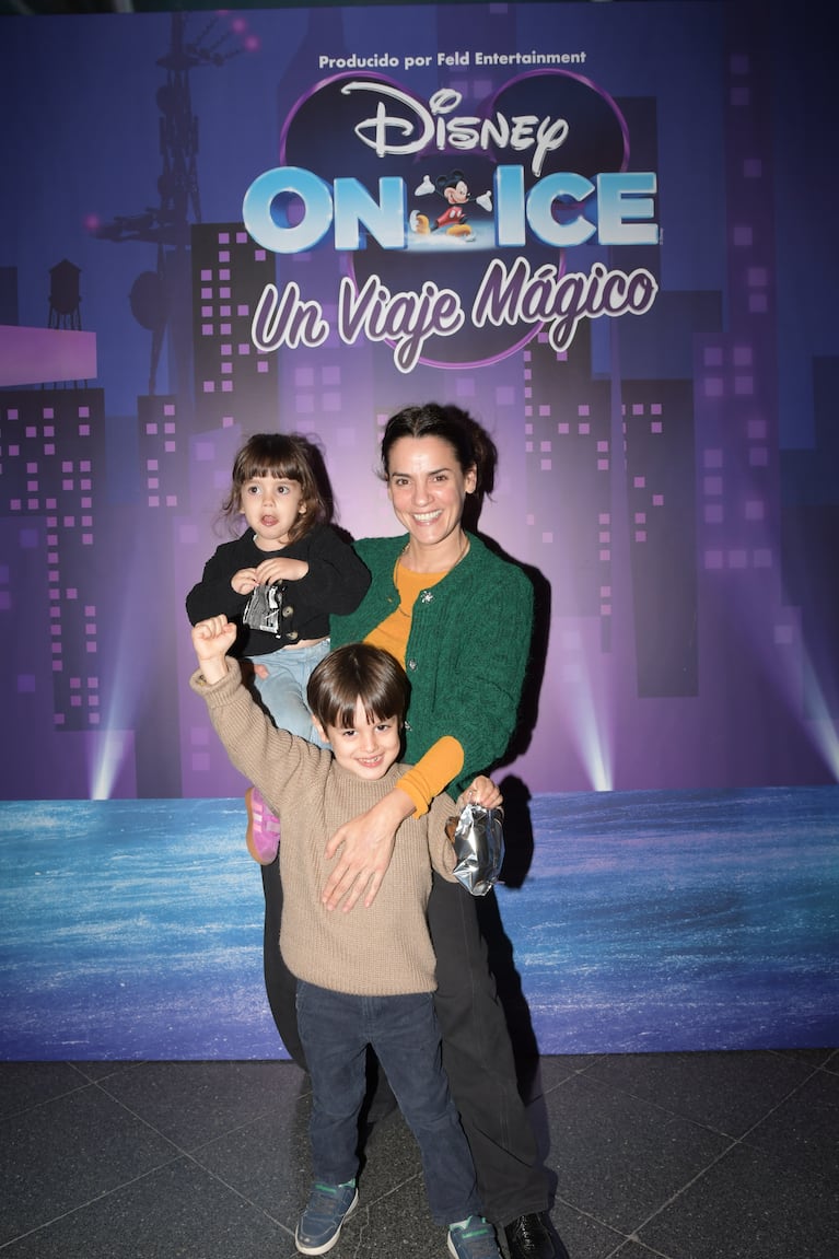 Agustina Cherri y sus hijos en el estreno de Disney On Ice (Foto: Prensa).